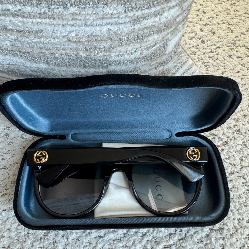 Gucci Glossy Black Oversized Sunglasses - Picture 2 of 3